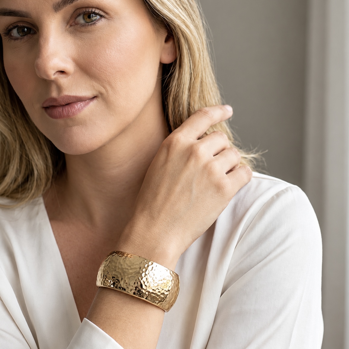 Modelo usando bracelete martelado dourado