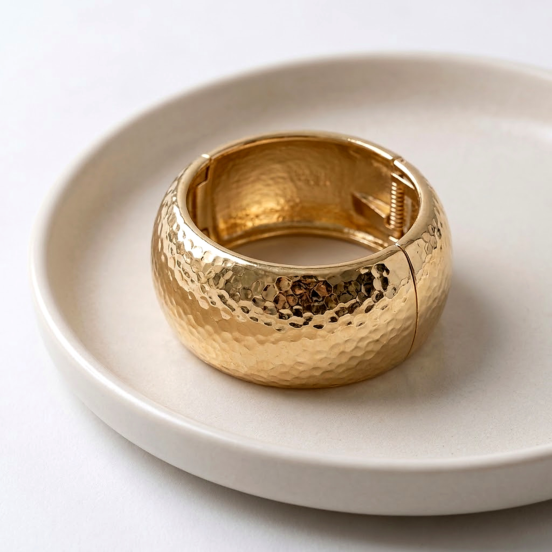 Bracelete dourado largo com acabamento martelado
