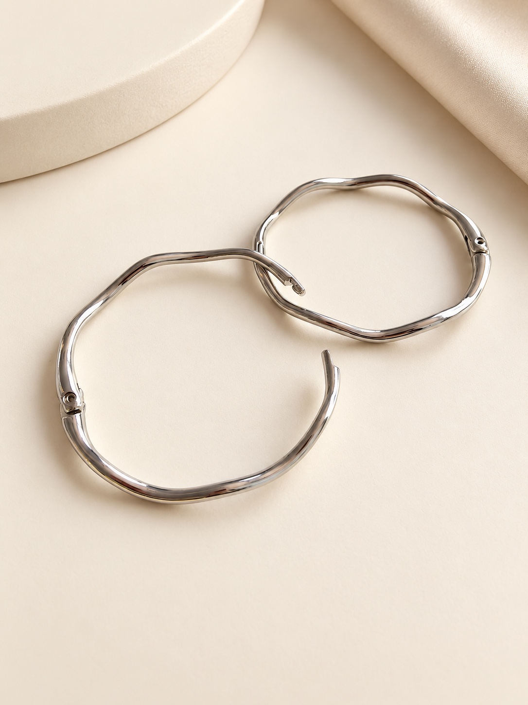 Dois braceletes de prata com acabamento ondulado