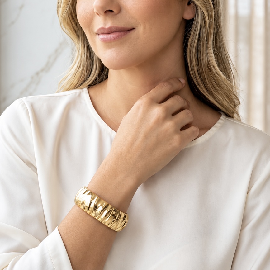 Modelo usando bracelete ondulado dourado