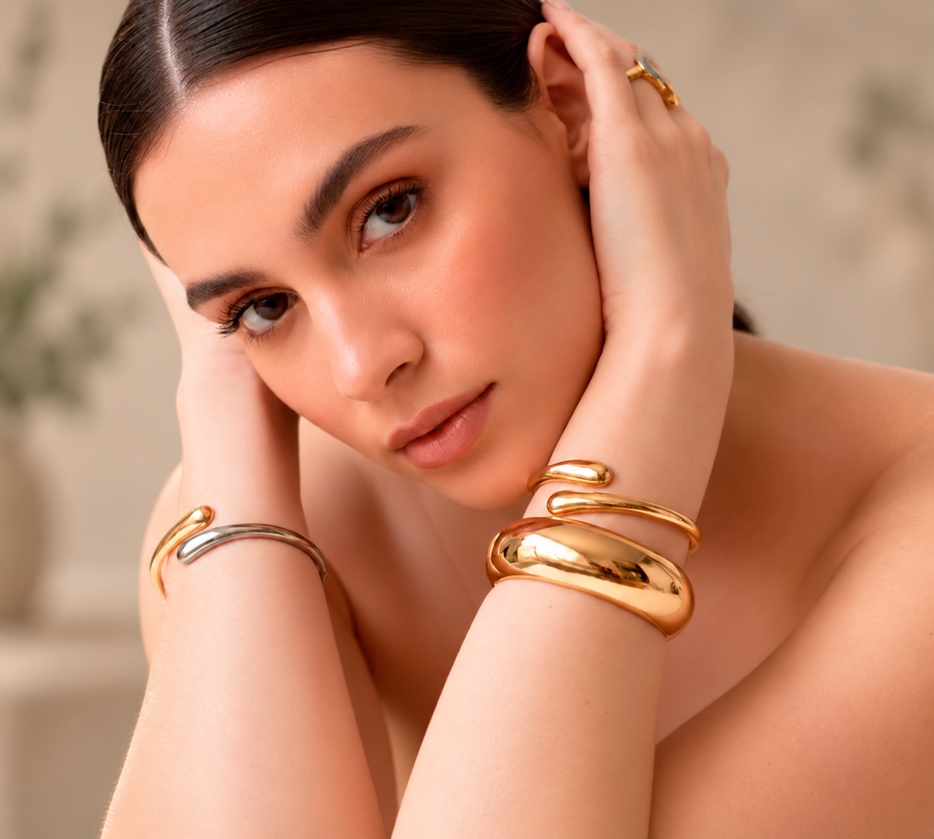Modelo usando composição com braceletes dourado, duo e níquel