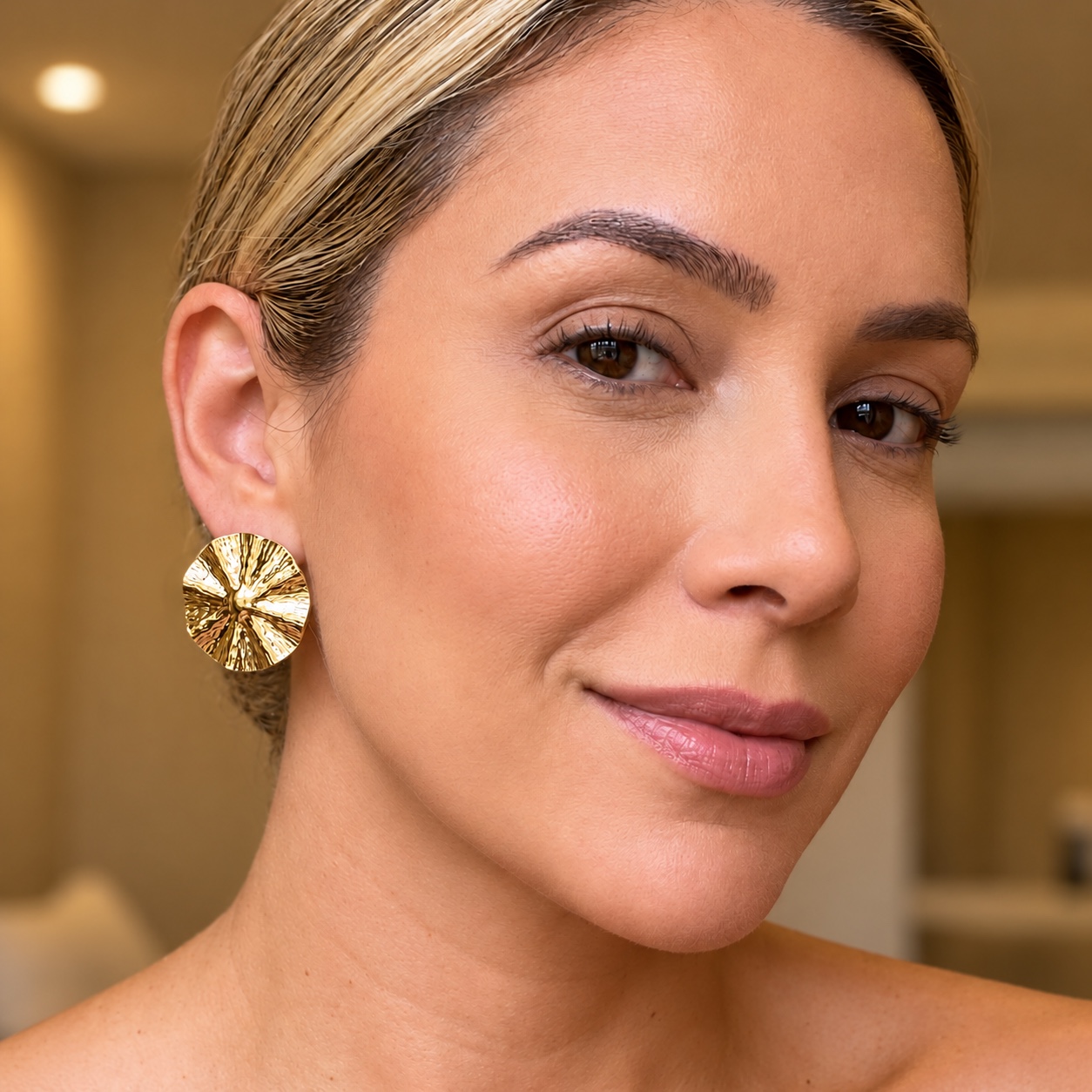 Modelo usando brinco flor martelada dourado