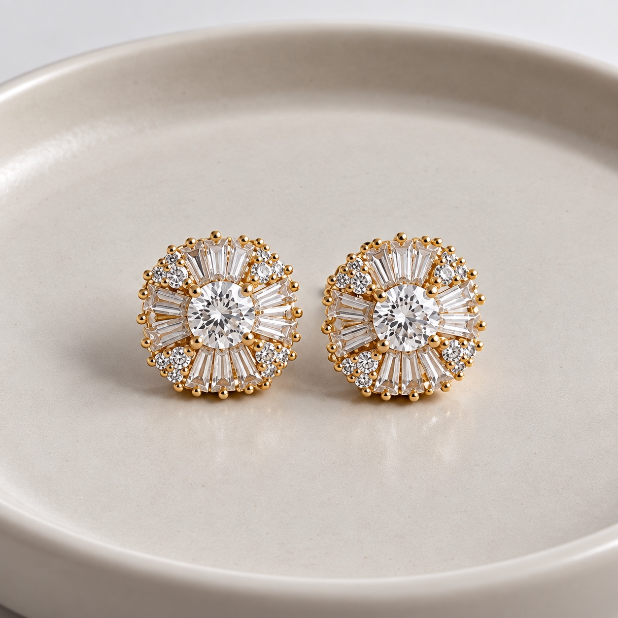 Par de brincos mandala dourados cravejados com zircônias