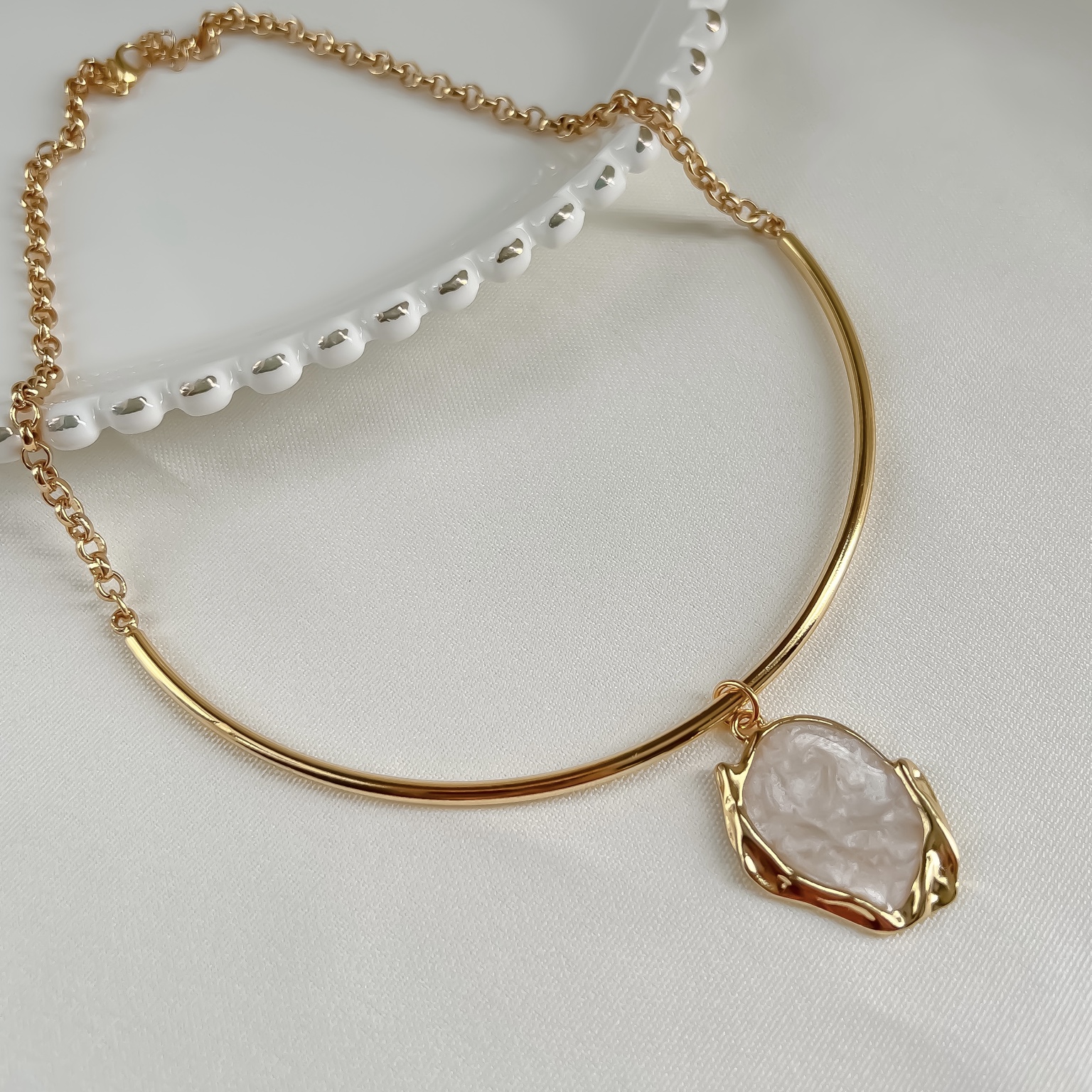 Colar dourado de aro com pingente orgânico em madrepérola