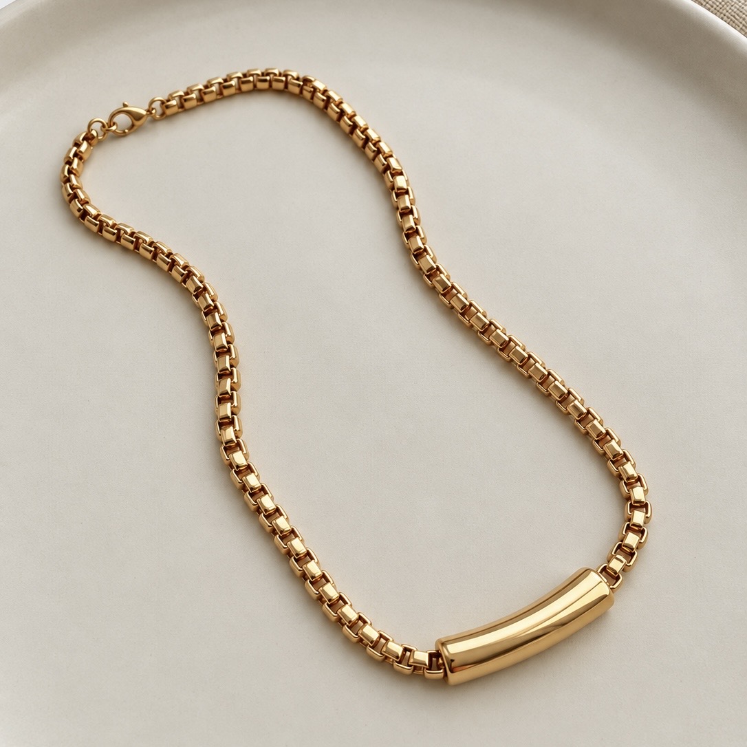 Colar dourado de correntaria com placa central lisa