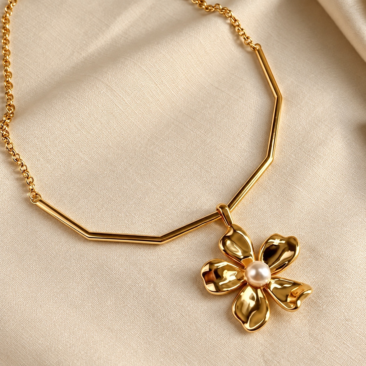 Colar dourado com pingente de flor e pérola