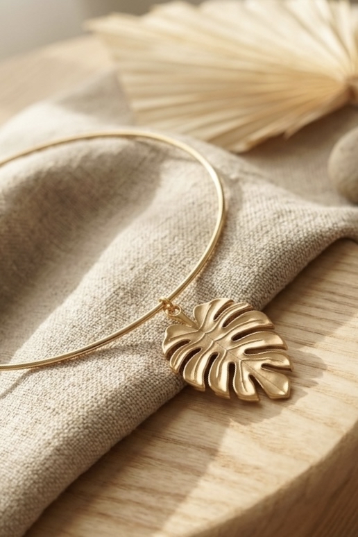 Colar dourado com pingente de folha