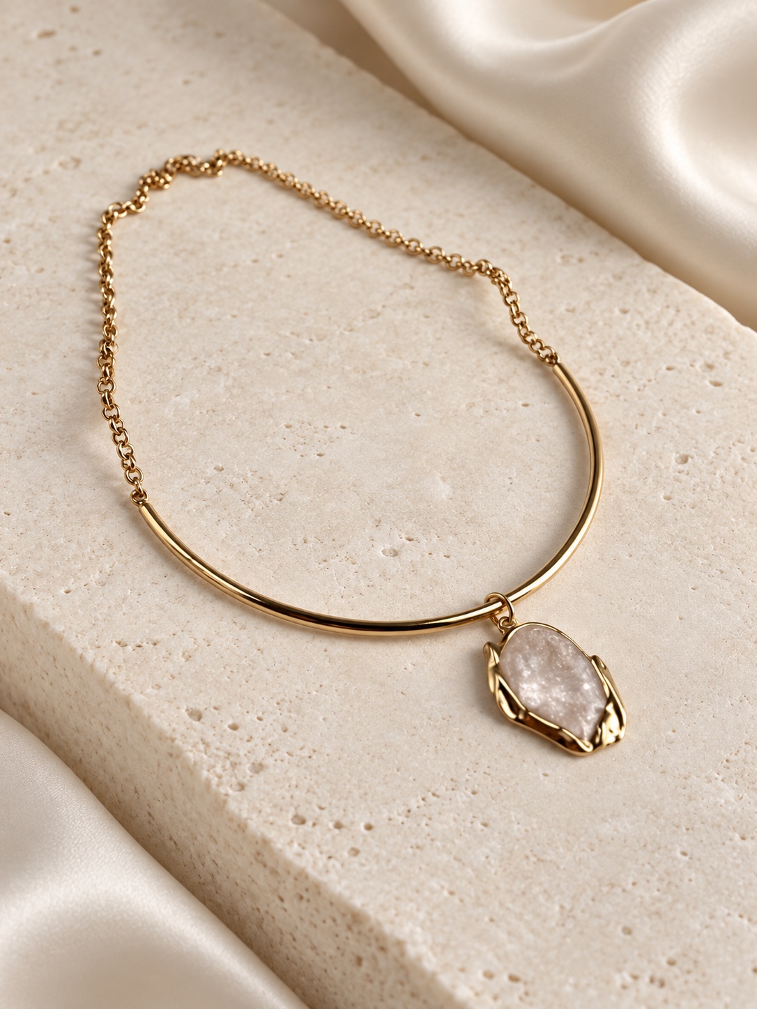 Colar dourado meio aro com pingente perolado