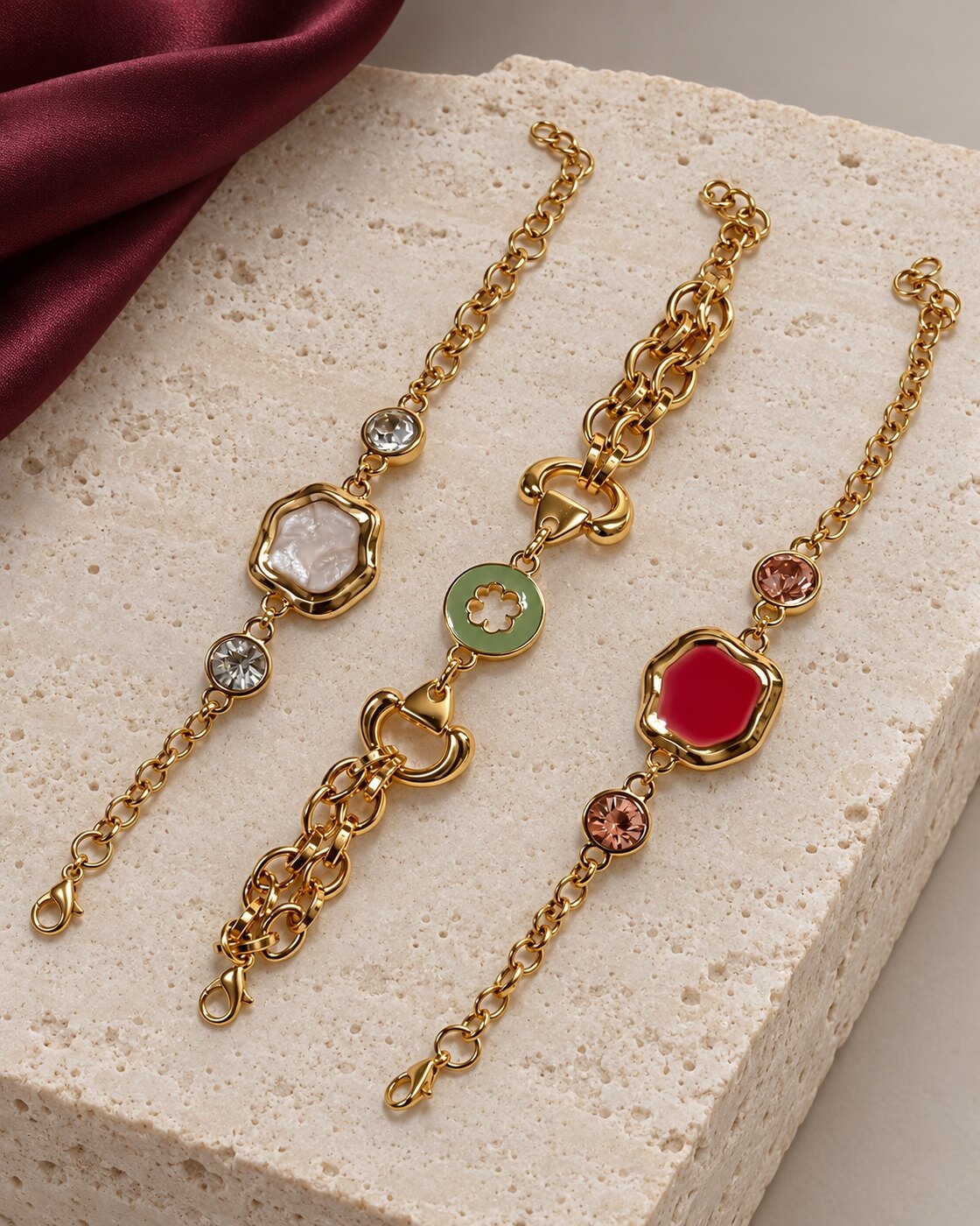 Três pulseiras com banho de verniz italiano douradas sobre pedra clara