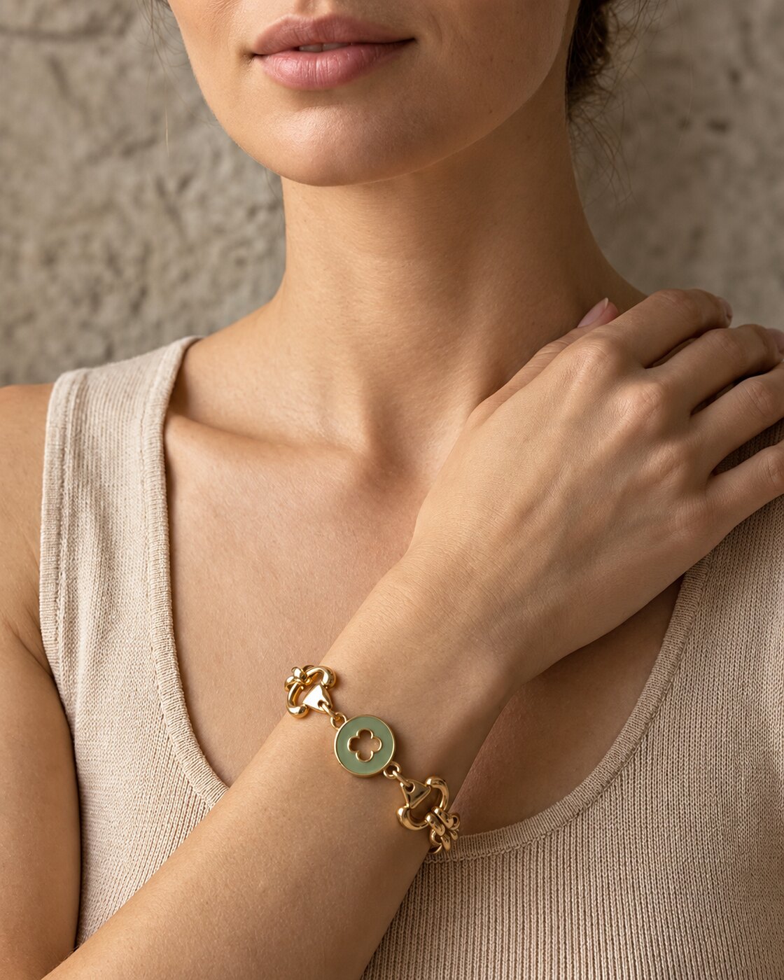 Modelo usando pulseira com banho de verniz italiano dourada com detalhe verde