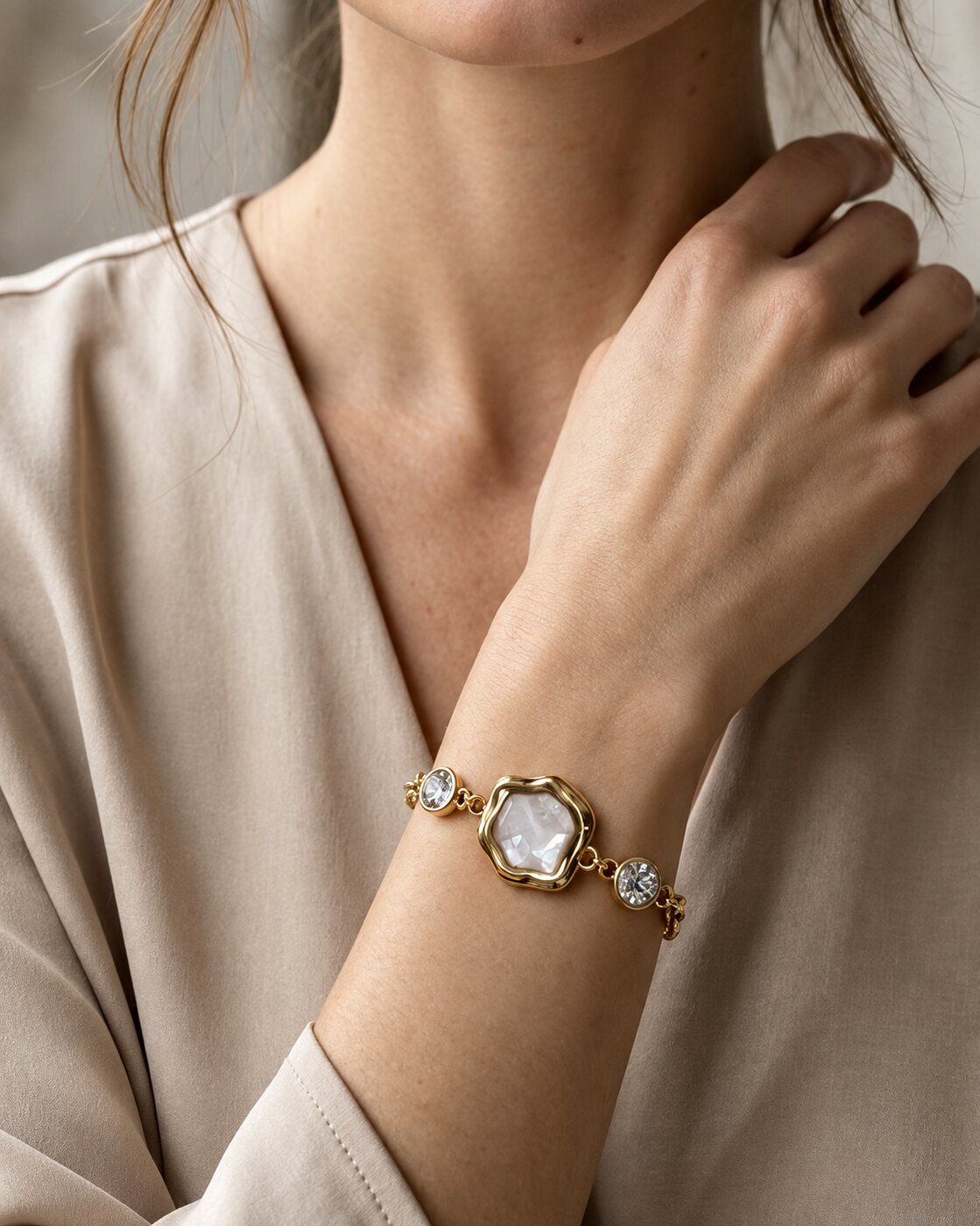 Modelo usando pulseira com banho de verniz italiano dourada com pedra clara
