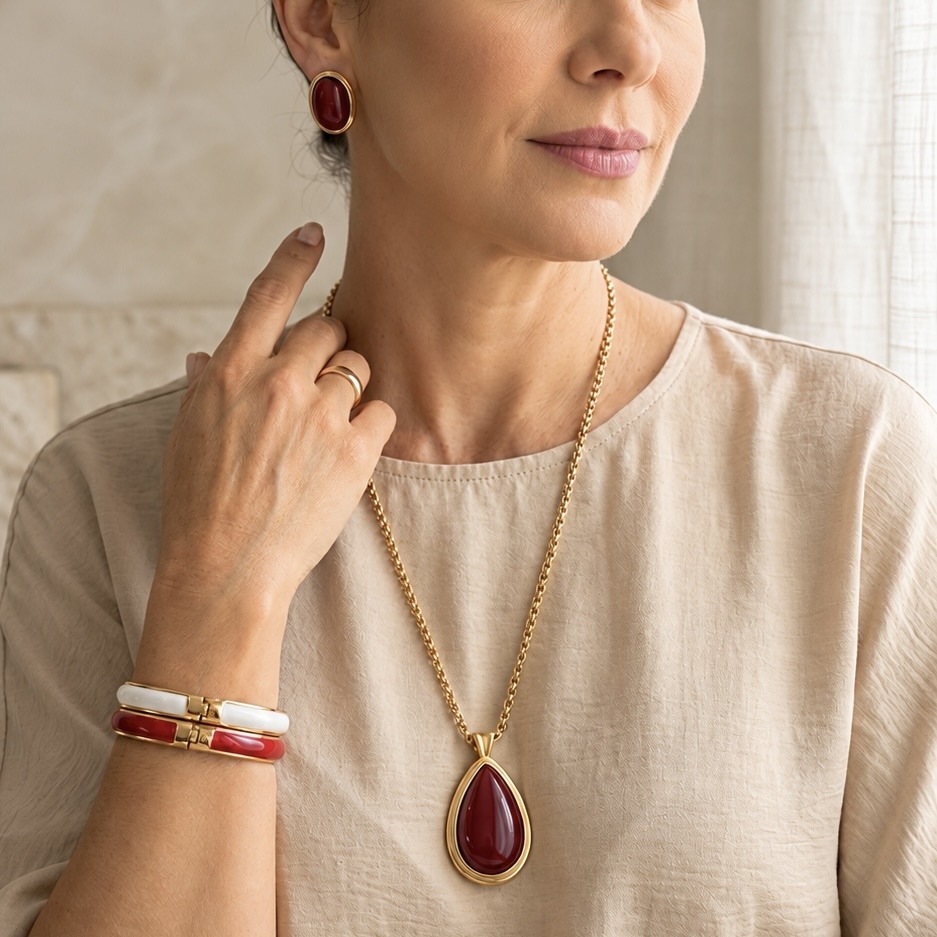 Colar, brincos e braceletes com detalhe vermelho