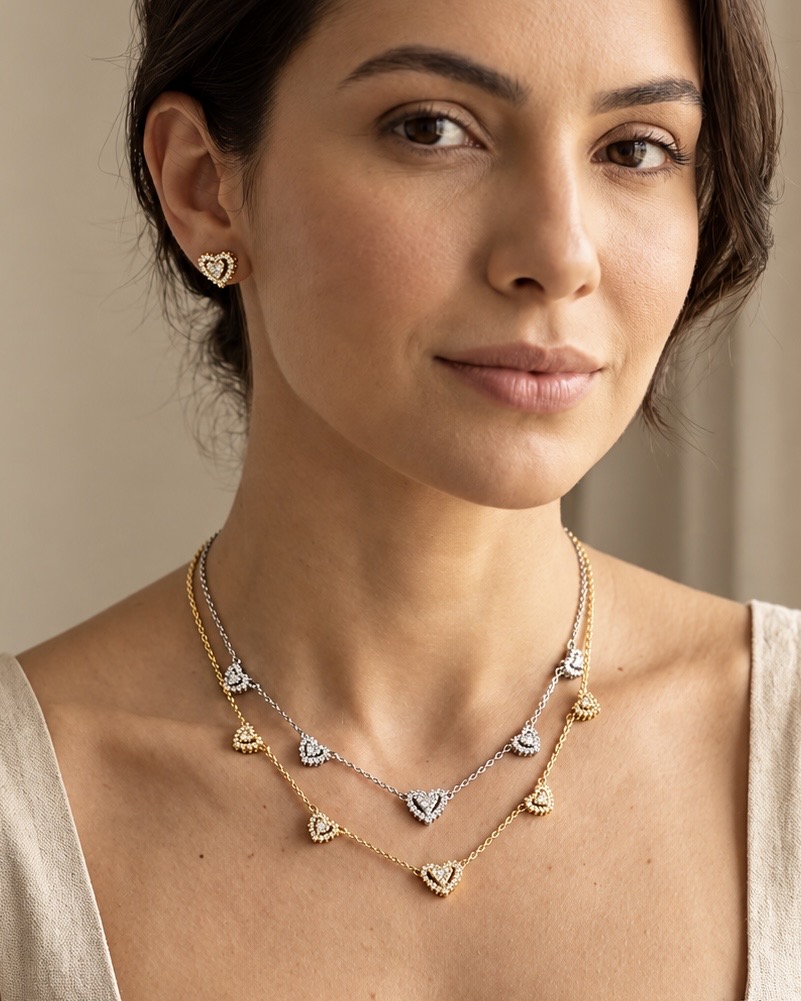 Modelo usando conjunto coração folheado dourado e prateado