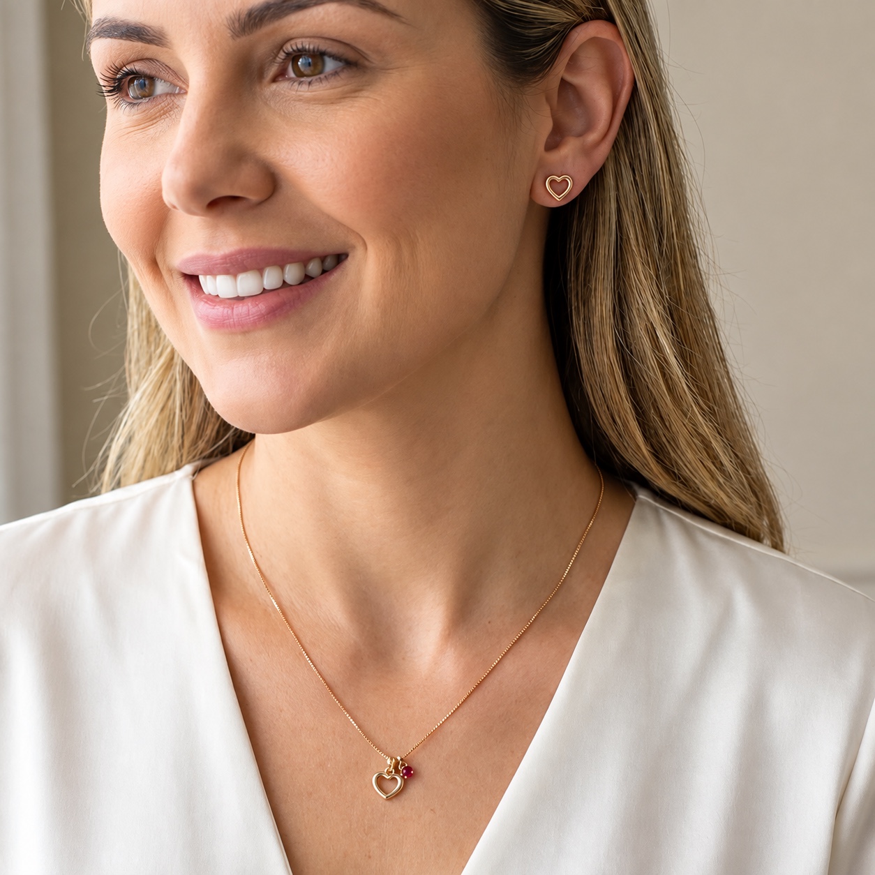 Modelo usando conjunto coração vazado com zircônia rosa