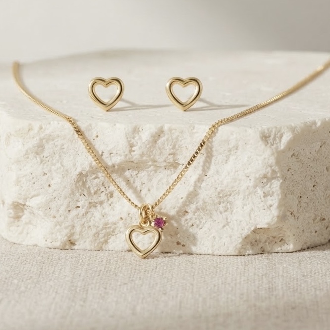 Conjunto dourado com colar e brincos de coração vazado e zircônia rosa