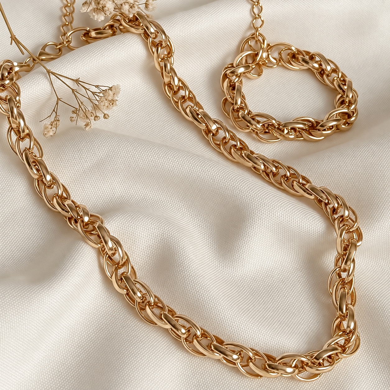 Conjunto dourado de colar e pulseira com elos trançados