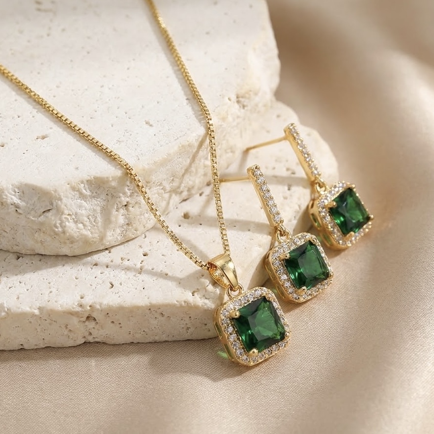 Conjunto dourado com colar e brincos de pedra verde quadrada cravejada