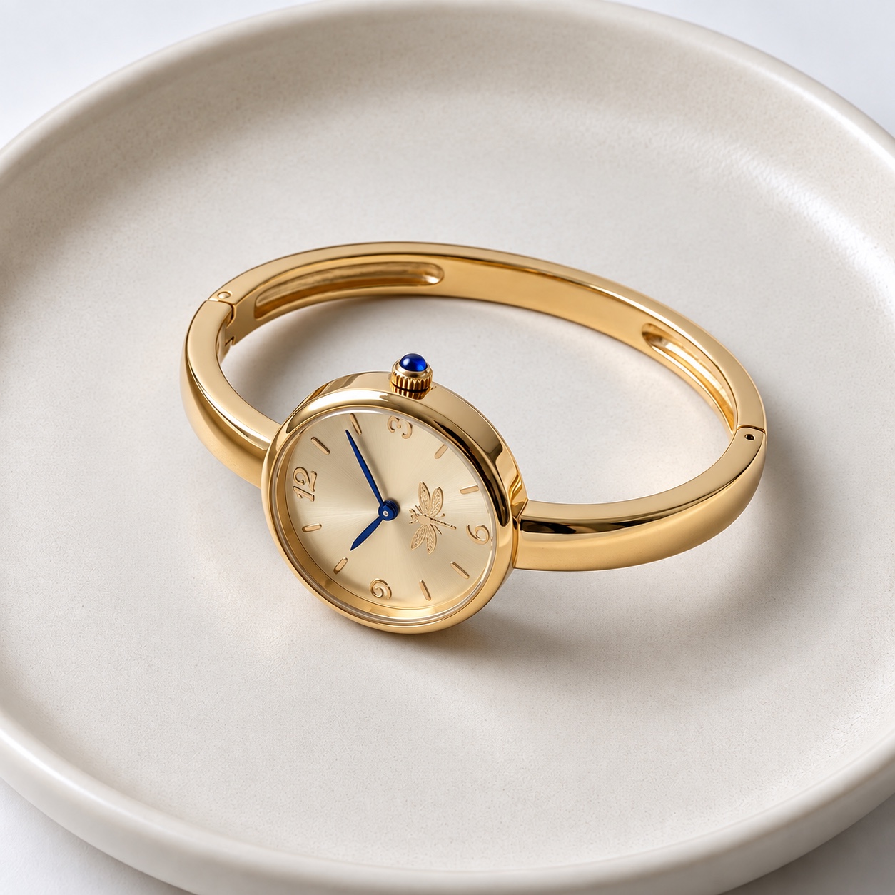 Relógio dourado com bracelete em foto de detalhe